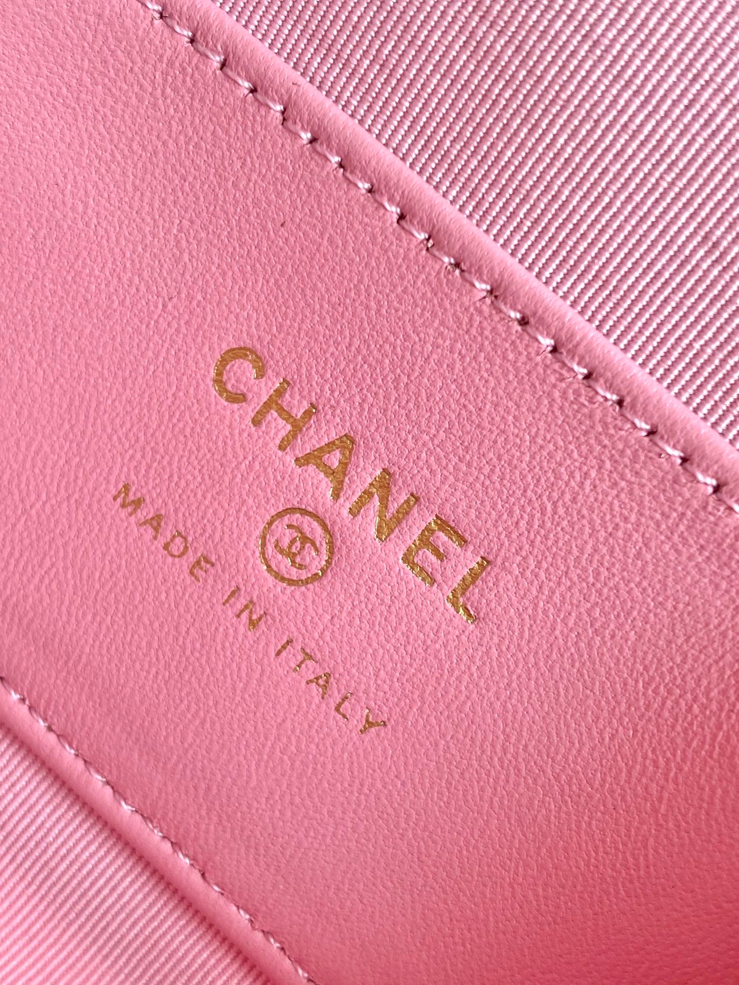 Pochette CC MINI 13 avec bandoulière en cuir d'agneau rose clair et nœud d'attache