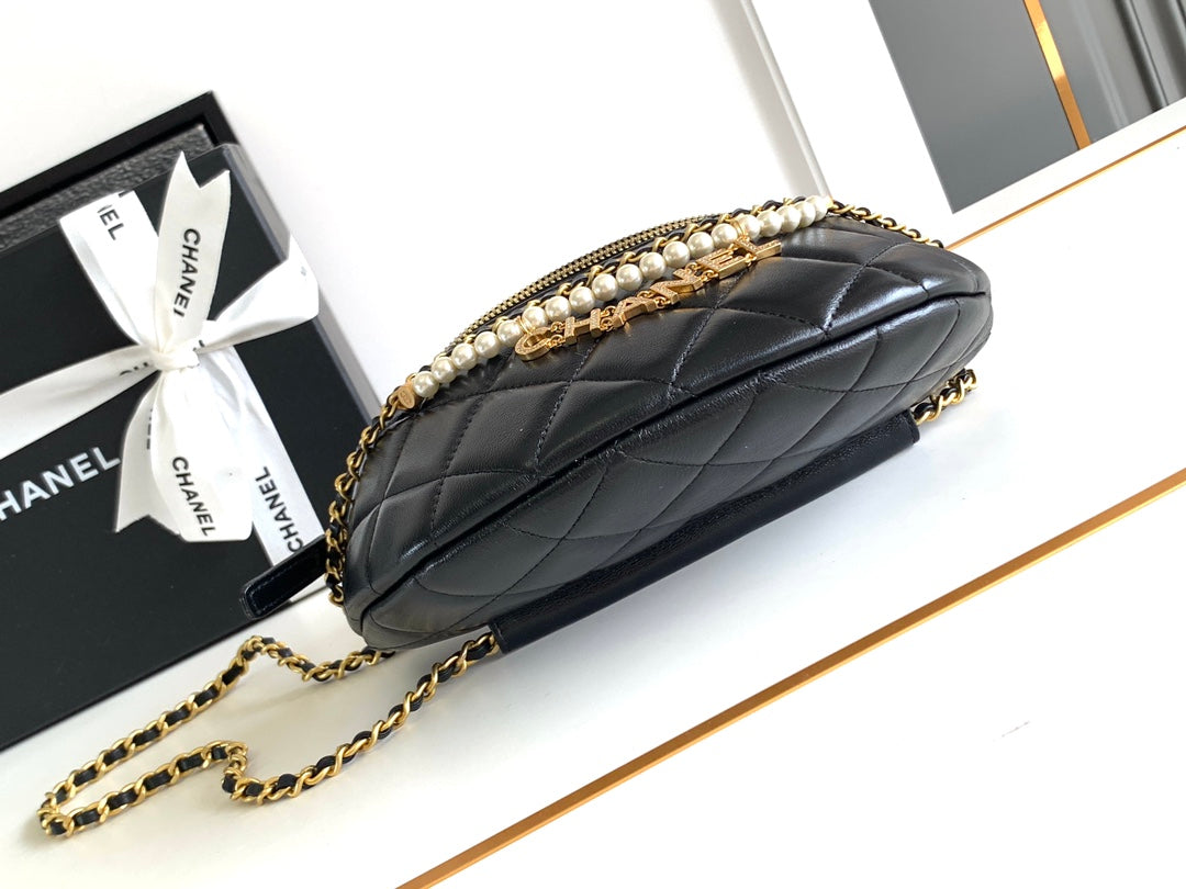 Sac taille CC 24 en cuir de veau noir avec chaîne en perles et accessoires dorés
