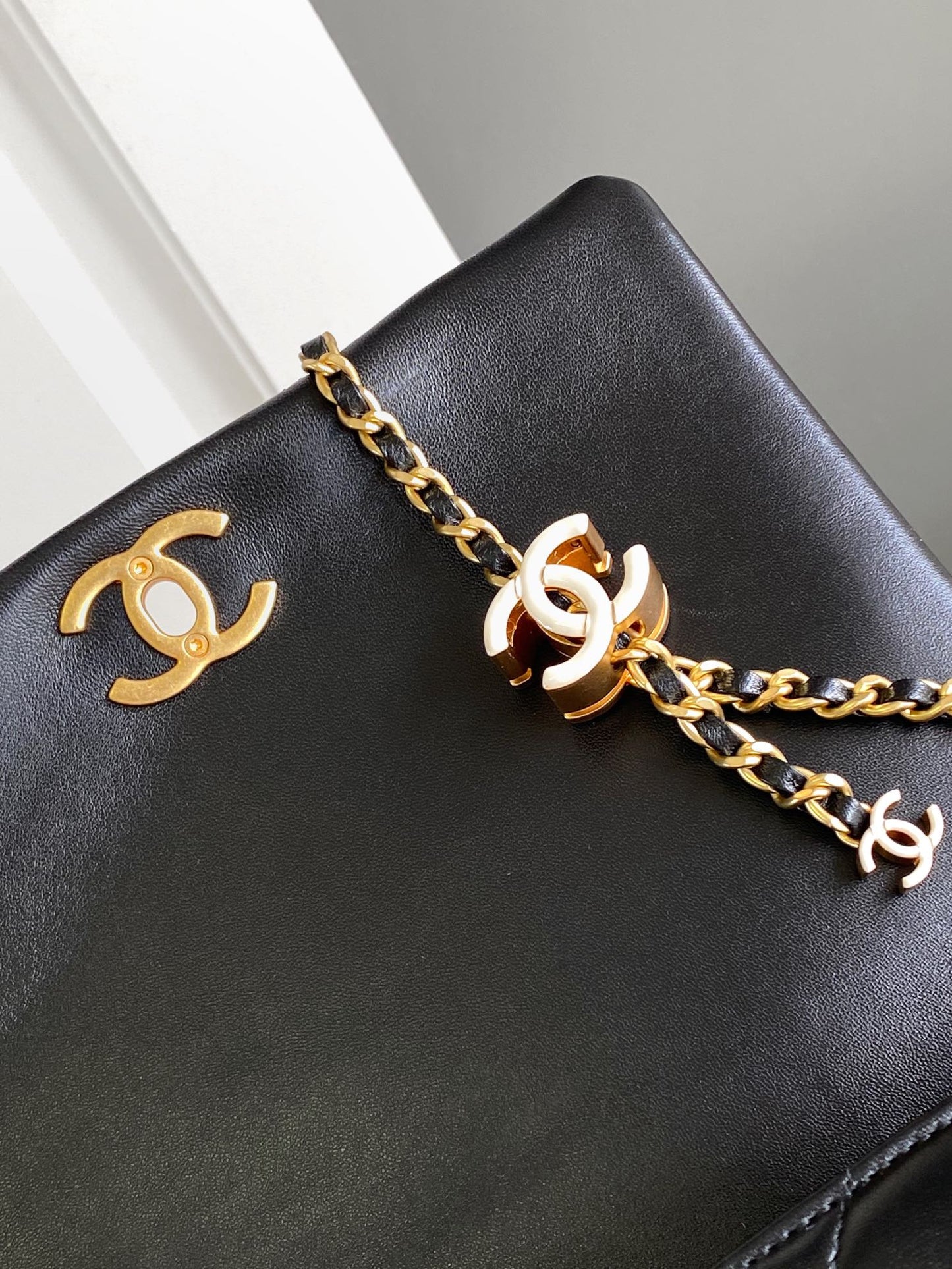 CC MINI 22 HANDBAG IN BLACK CALFSKIN GOLD HARDWARE