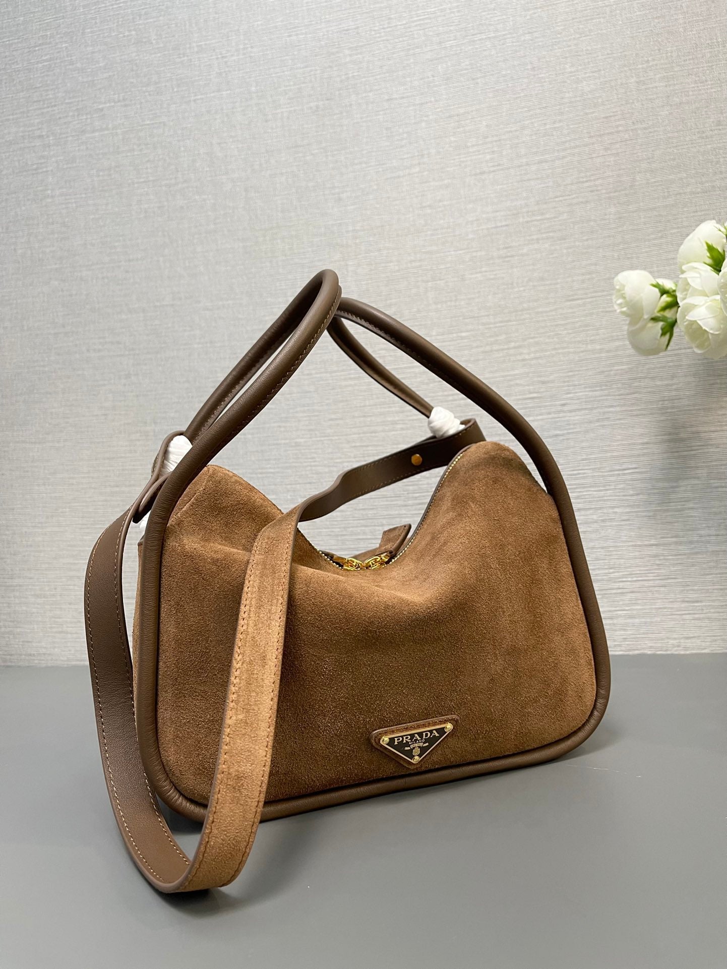 SAC BOWLING 25 EN DAIM MARRON CENDRÉ ET BORDURE EN CUIR DE VEAU LOGO DORÉ