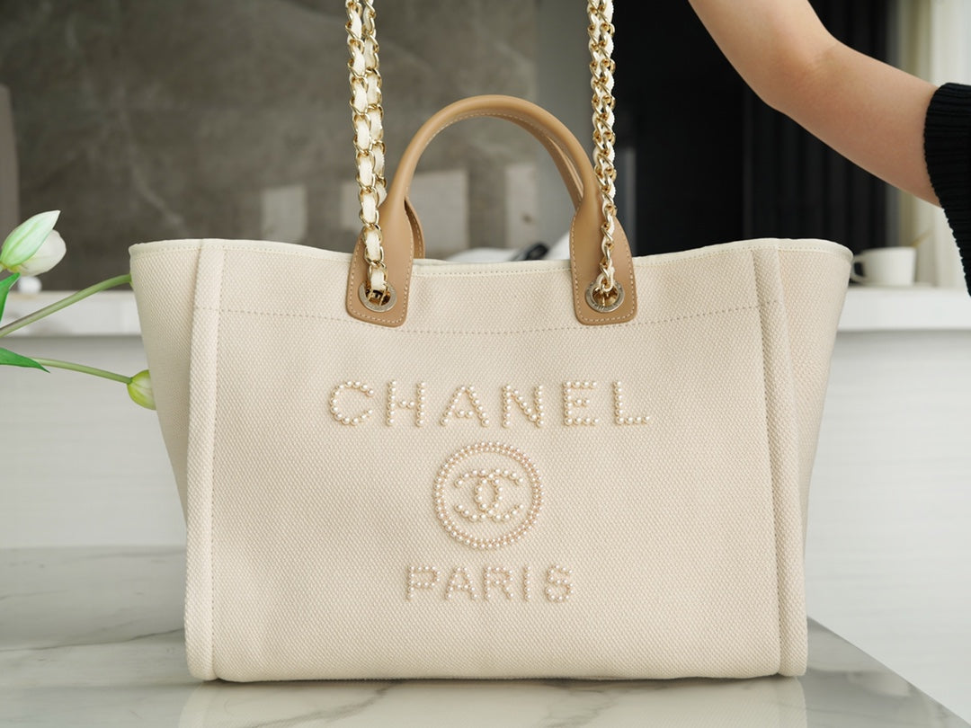 Grand sac fourre-tout CC 39 en toile beige clair avec logo perle
