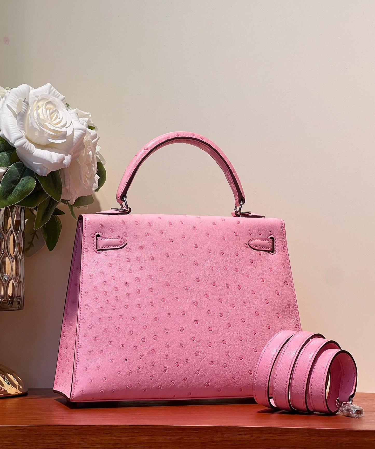 SAC KELLY SELLIER 25 EN CUIR D'AUTRUCHE ROSE POUPÉE AVEC QUINCAILLERIE ARGENTÉE (FABRIQUÉ SUR COMMANDE)