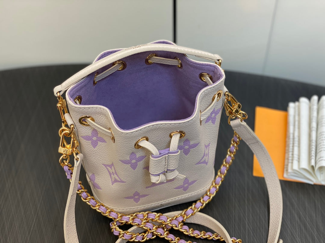 Nano Noe 13 en cuir de veau monogramme violet crème avec finitions dorées