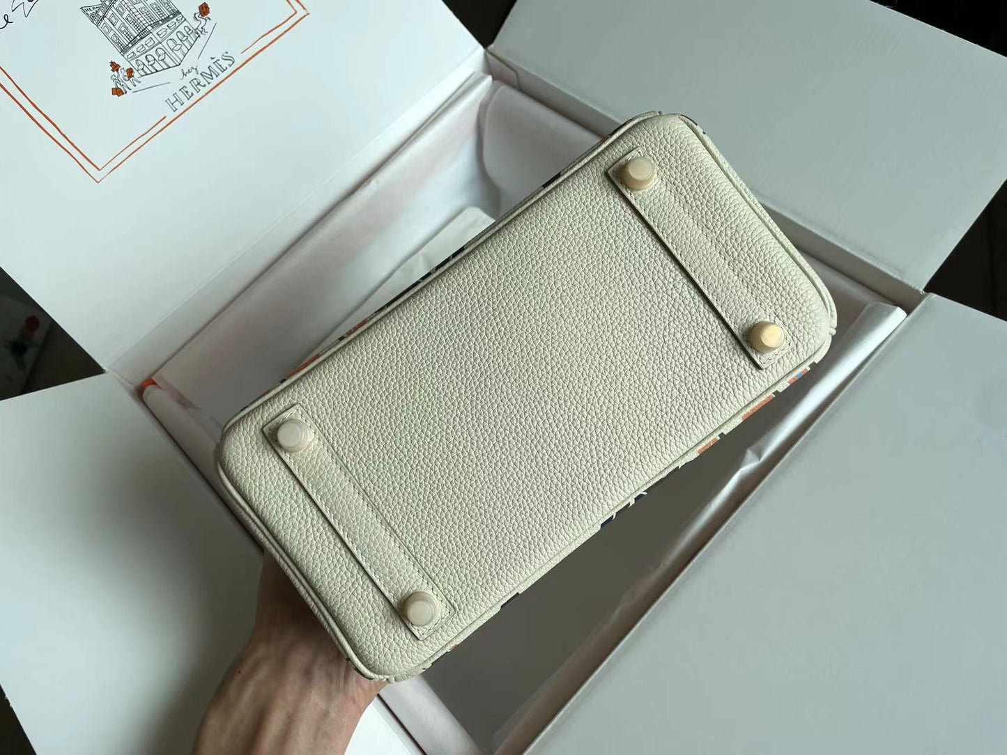 SAC BIRKIN 25 EN CUIR DE VEAU BLANC CRÈME AVEC AUTOCOLLANT COLORÉ (FABRIQUÉ SUR COMMANDE)