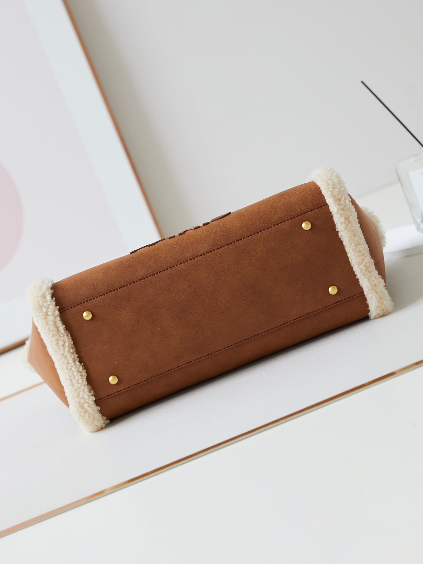 Sac shopping CC 32 cm en cuir d'agneau sherling marron beige