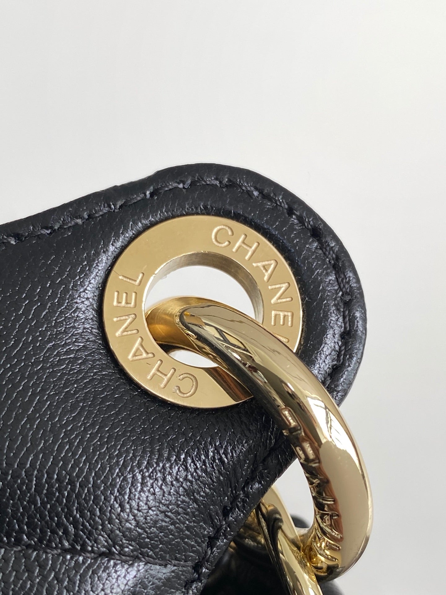 Pochette noire avec chaîne cc 25S