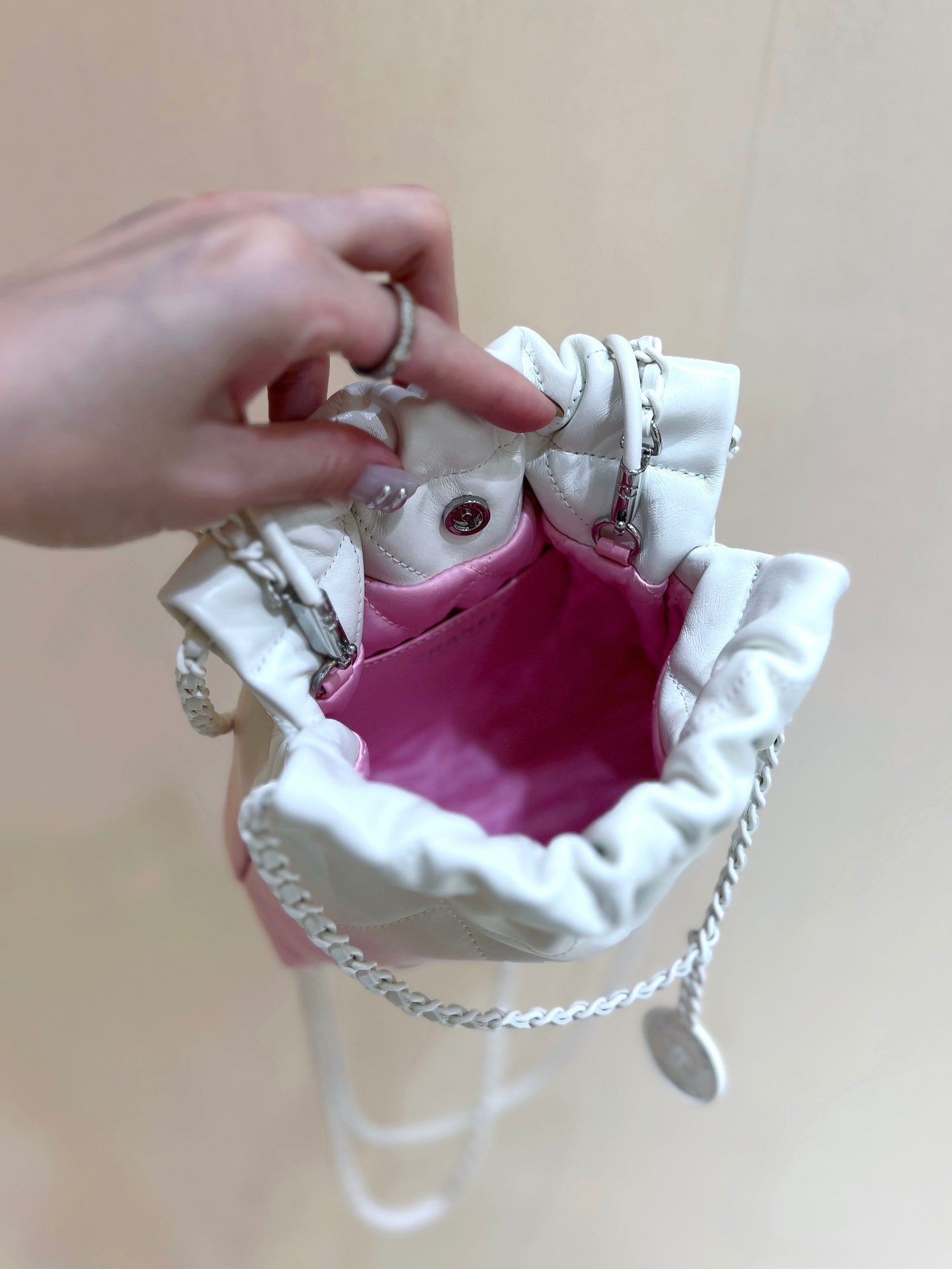 Mini sac hobo cc22 20 cm en cuir d'agneau rose et blanc, accessoires argentés
