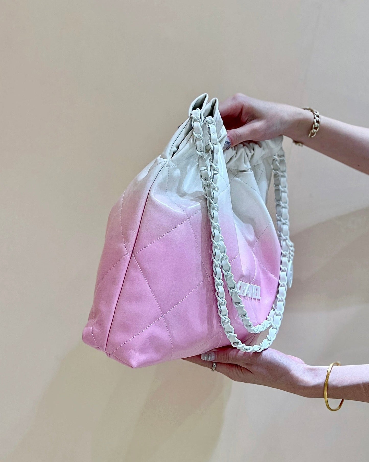 sac hobo cc22 rose blanc en cuir d'agneau avec accessoires argentés