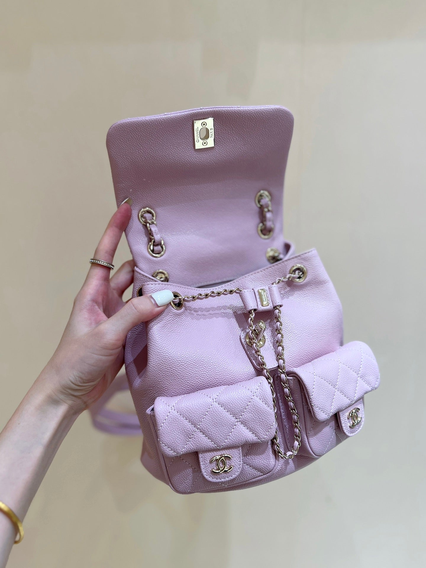 Sac à dos 24a duma en cuir caviar violet avec accessoires dorés clairs