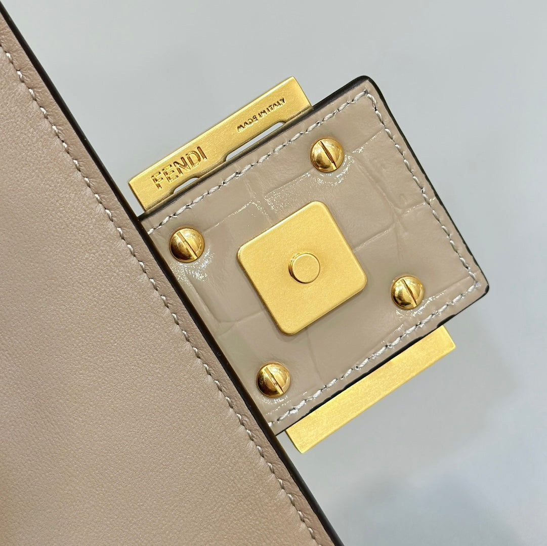 Sac Fendi Baguette 27 en cuir de veau beige sable avec finitions dorées