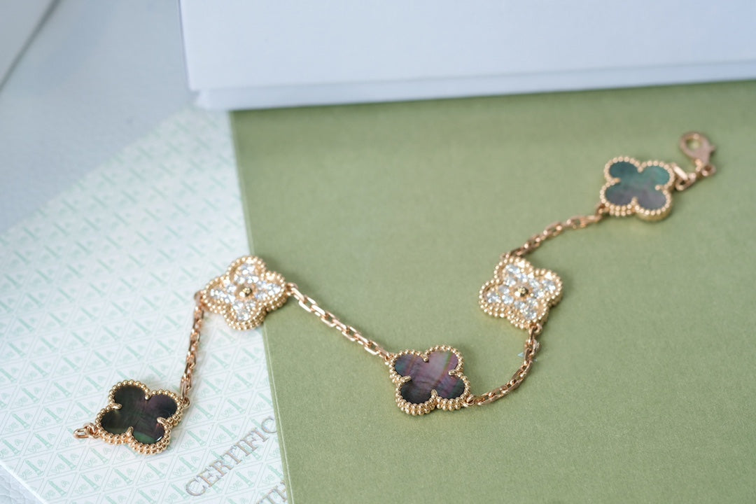 CLOVER 5 MOTIF GRAY MOP BRACELET COLLECTION