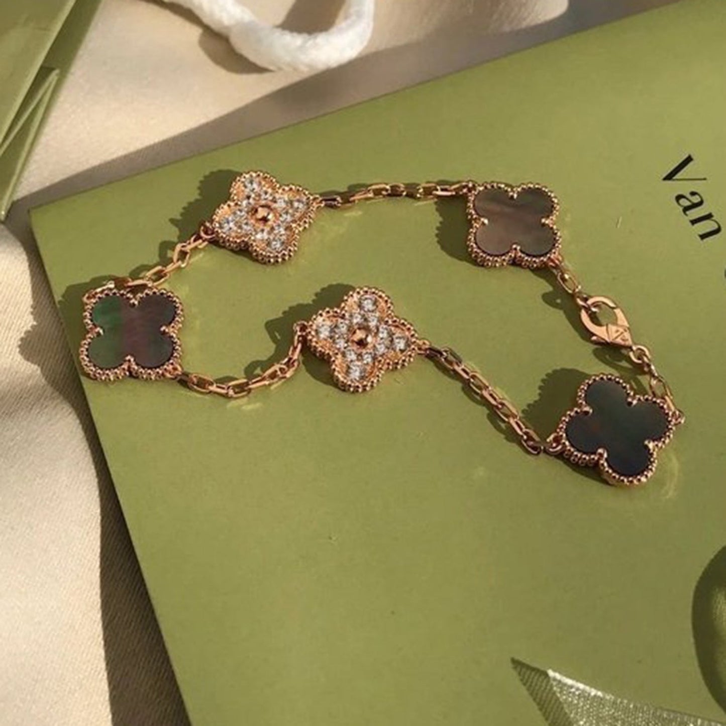 CLOVER 5 MOTIF GRAY MOP BRACELET COLLECTION