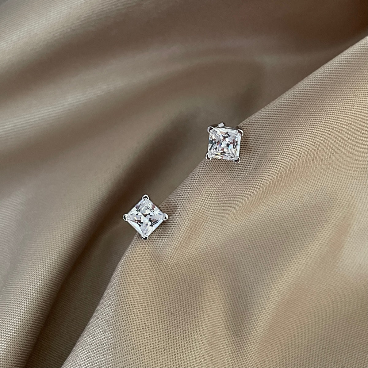 [HOT] Boucles d'oreilles délicates de forme carrée