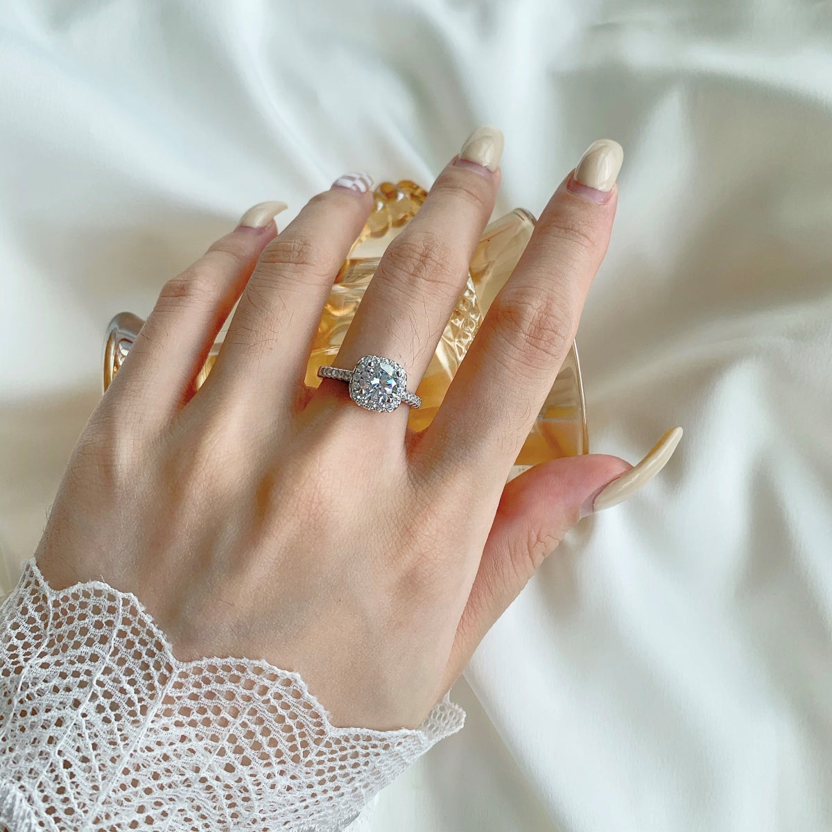 [HOT] まばゆい輝きのラウンドカット結婚指輪