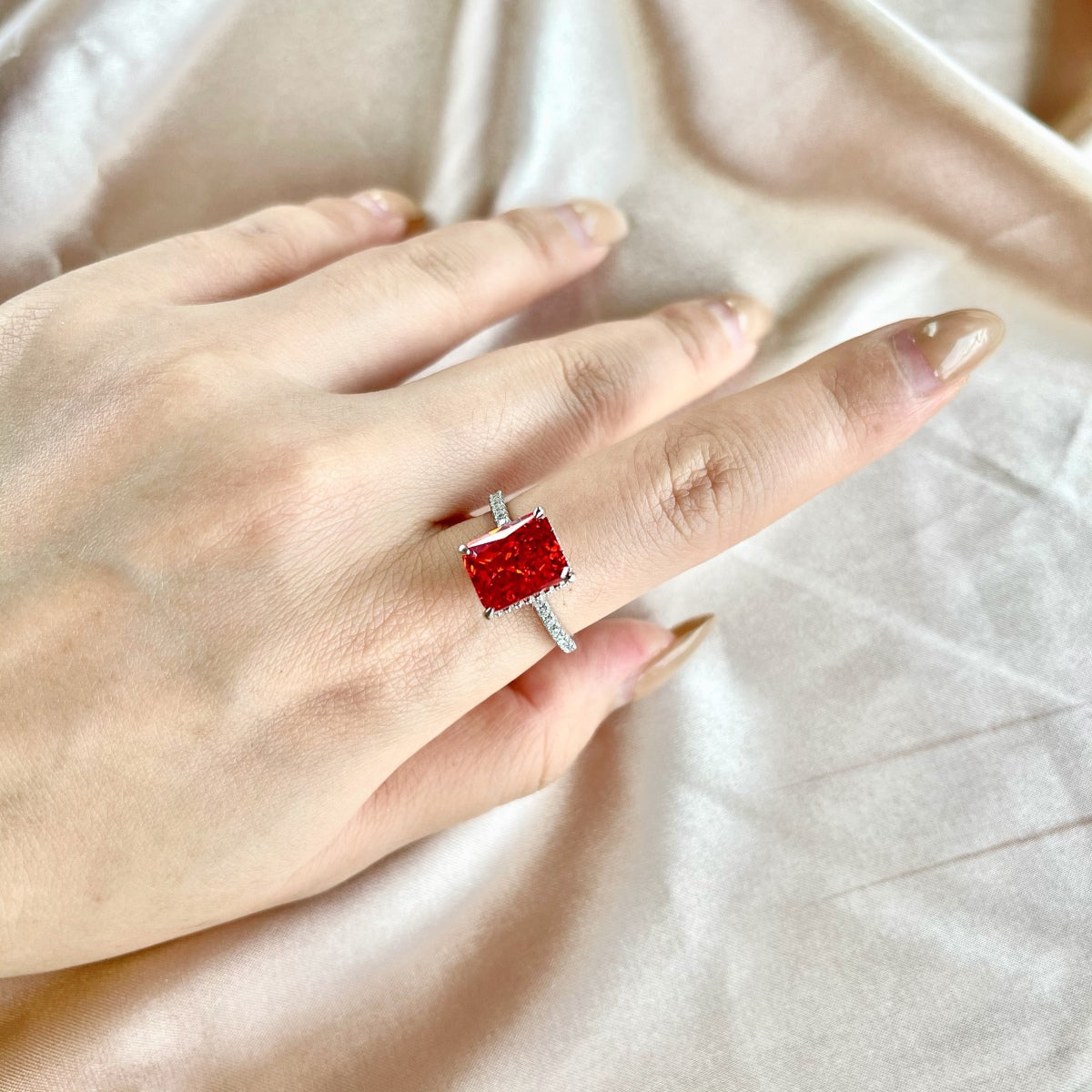 [HOT]4.0 Carat Luxurious Engagement Ring
