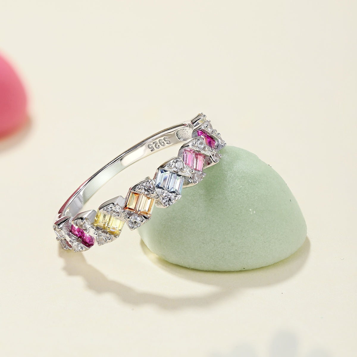 [HOT]繊細で鮮やかなエメラルドカットのデイリーリング