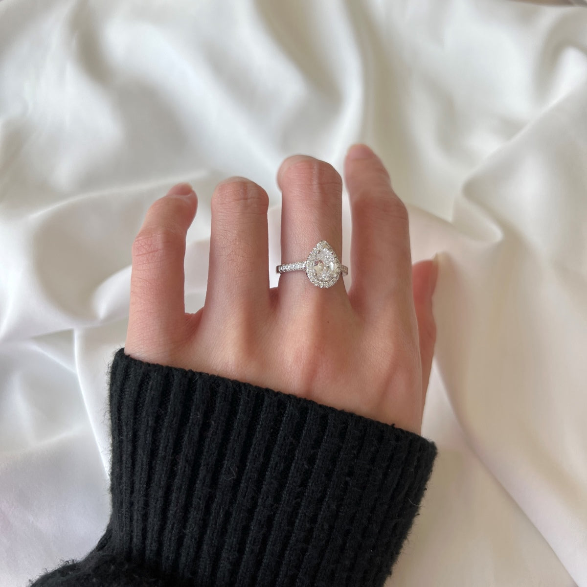 [HOT]1.0カラットの豪華な輝くウォータードロップシェイプの結婚指輪