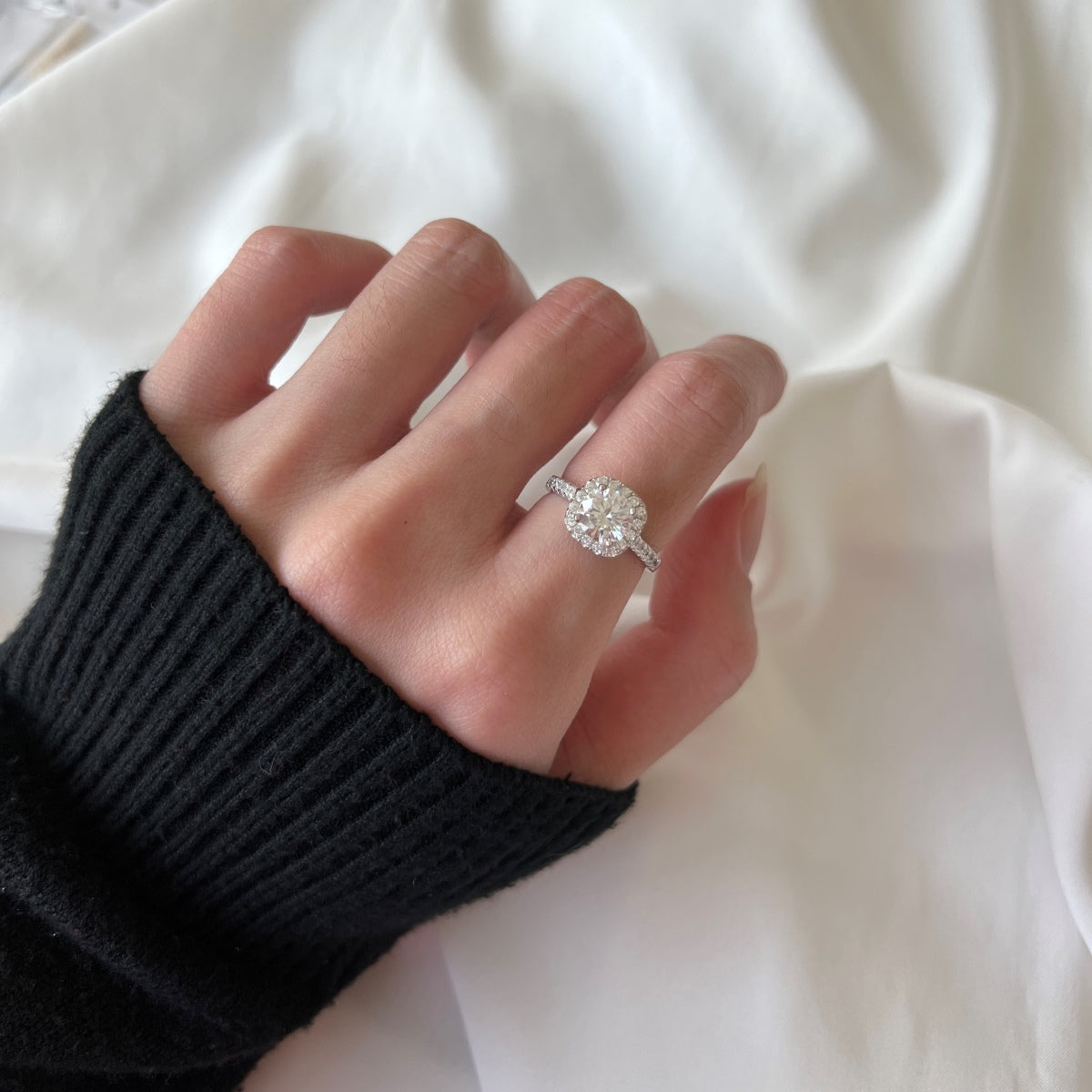 [HOT] まばゆい輝きのラウンドカット結婚指輪
