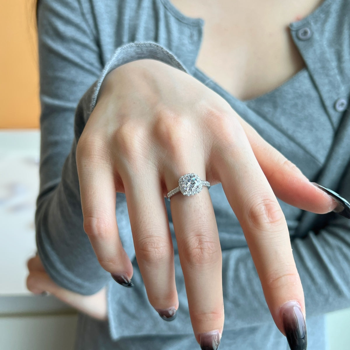 [HOT] まばゆい輝きのラウンドカット結婚指輪
