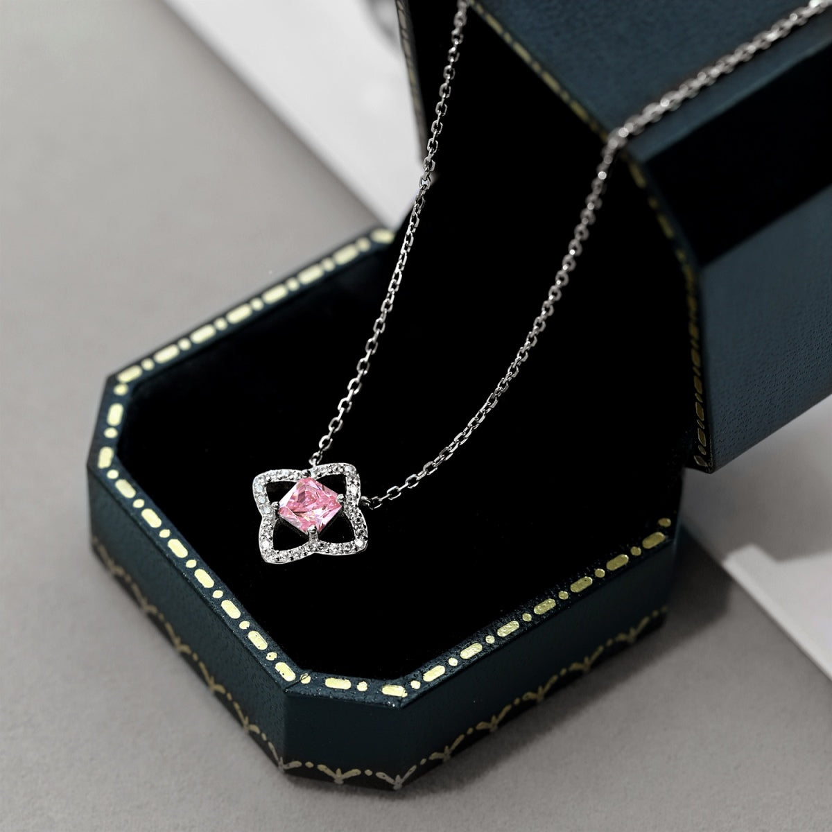 [HOT]美しいフラワーシェイプのプリンセスカットネックレス