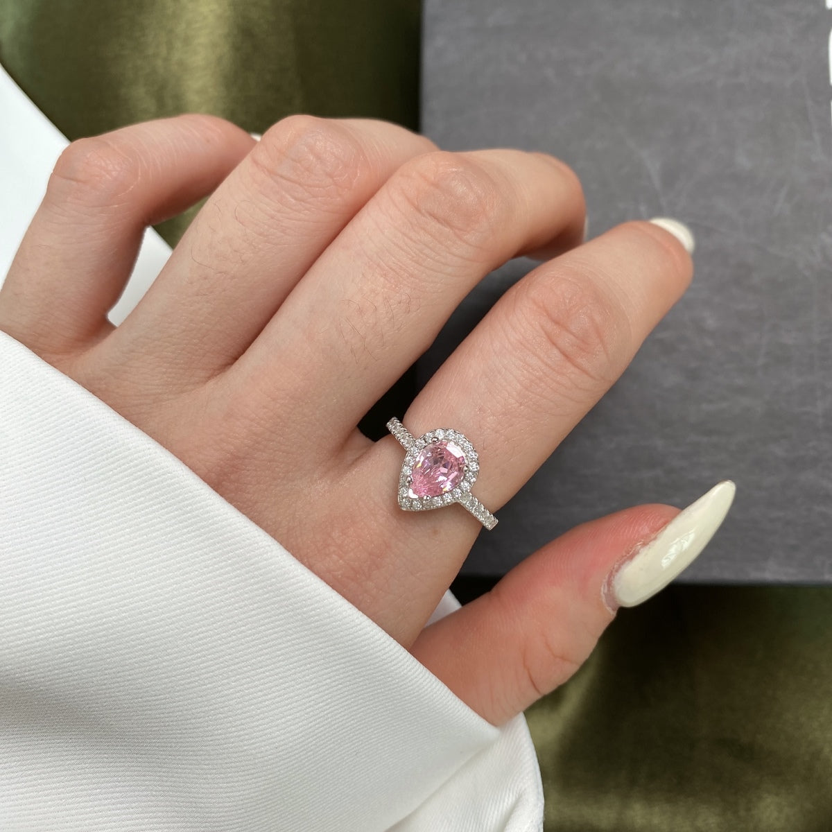 [HOT]1.0カラットの豪華な輝くウォータードロップシェイプの結婚指輪