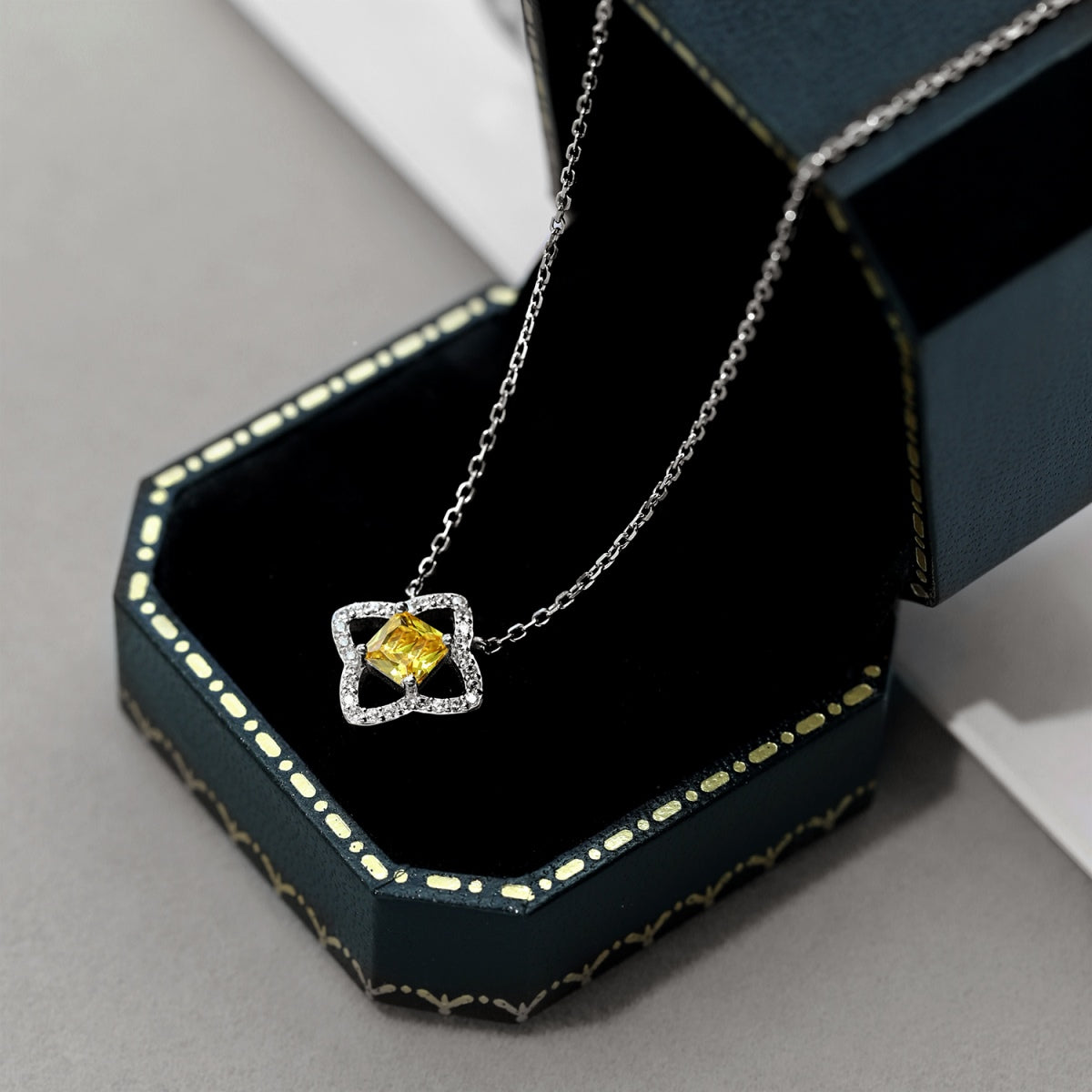 [HOT]美しいフラワーシェイプのプリンセスカットネックレス