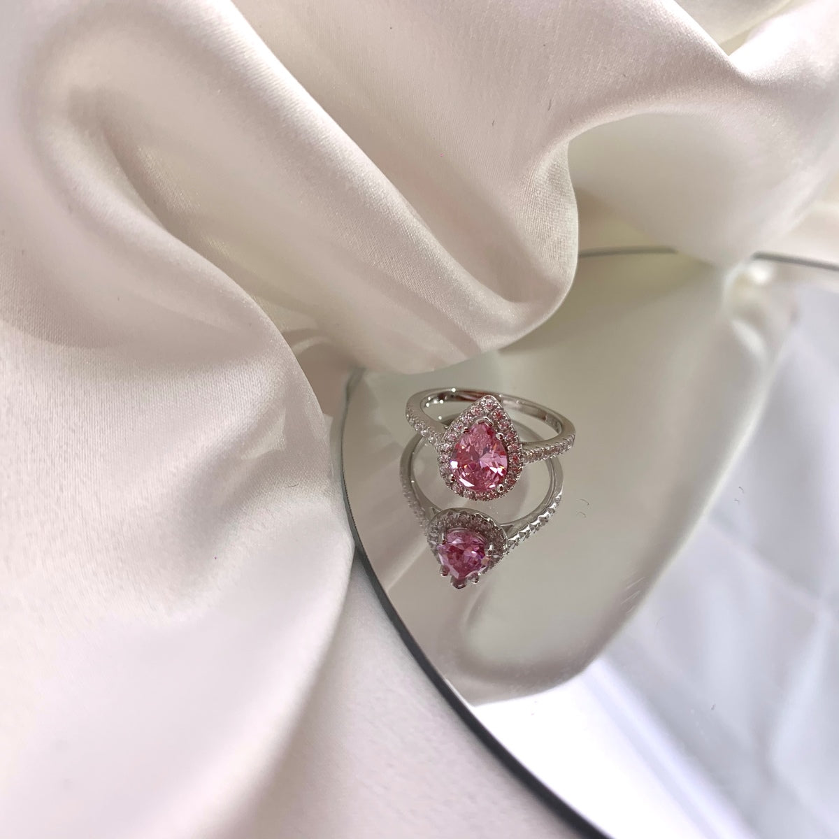 [HOT]1.0カラットの豪華な輝くウォータードロップシェイプの結婚指輪