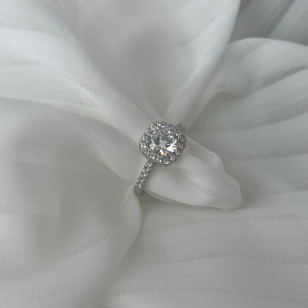 [HOT] まばゆい輝きのラウンドカット結婚指輪