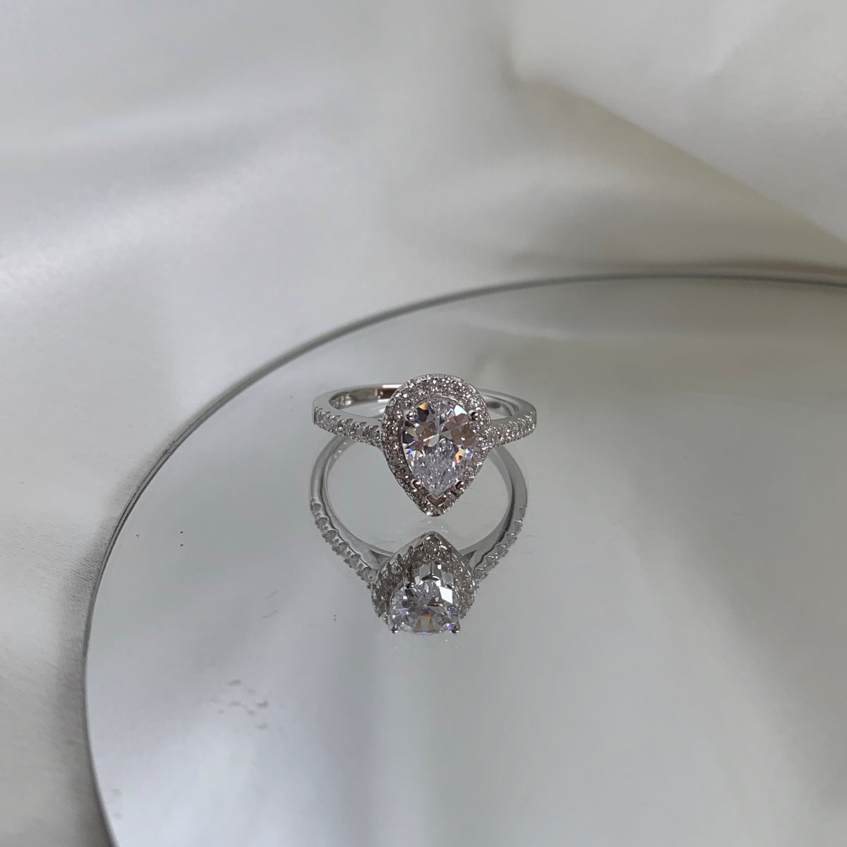 [HOT]1.0カラットの豪華な輝くウォータードロップシェイプの結婚指輪