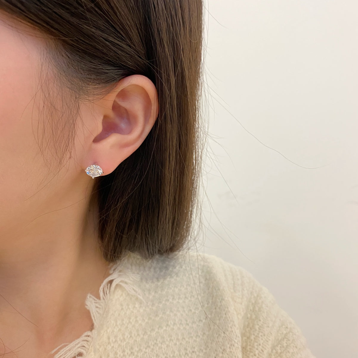 [HOT]スタイリッシュな光沢のあるラウンドセンターストーンスタッドピアス