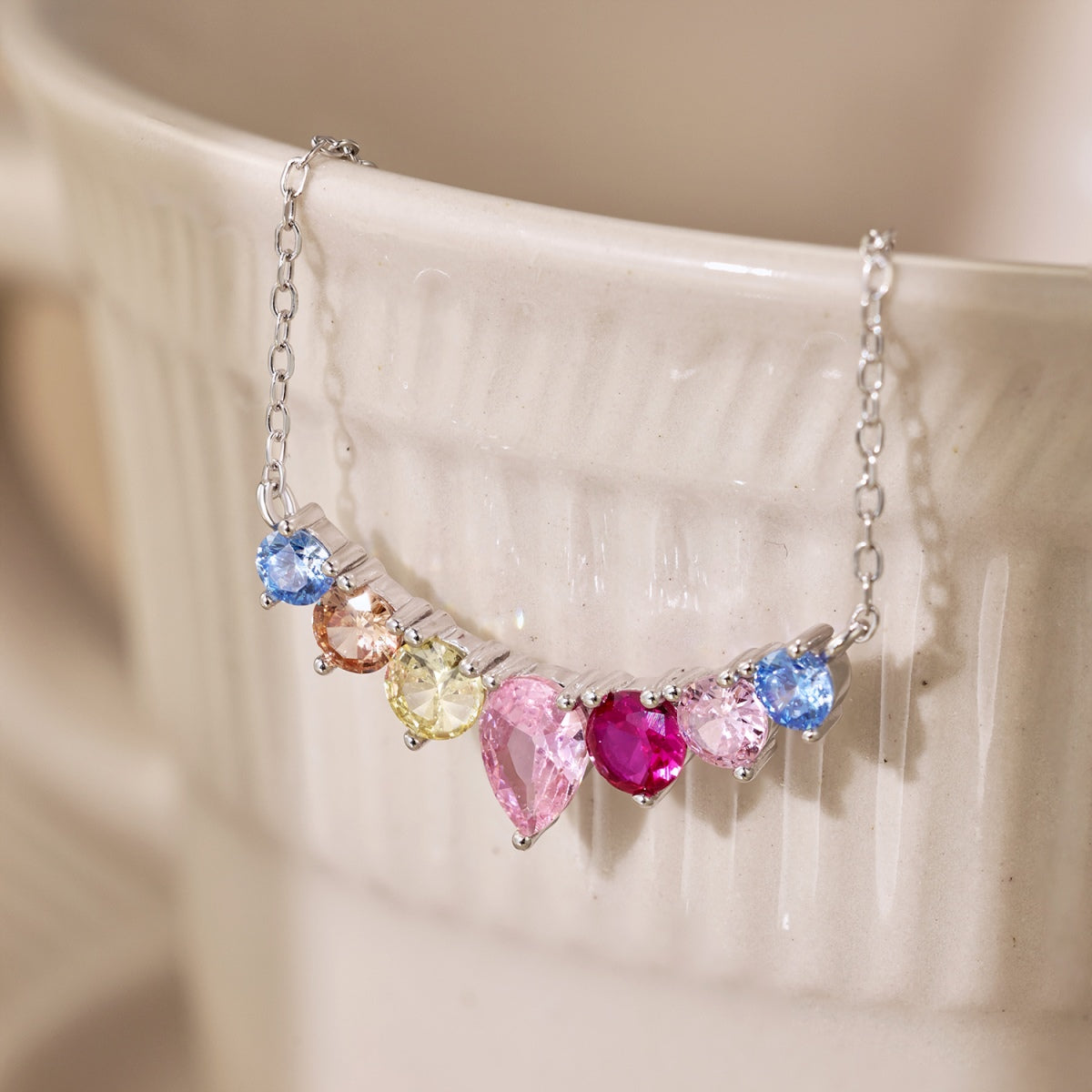 [HOT]華奢なカラフルハートネックレス