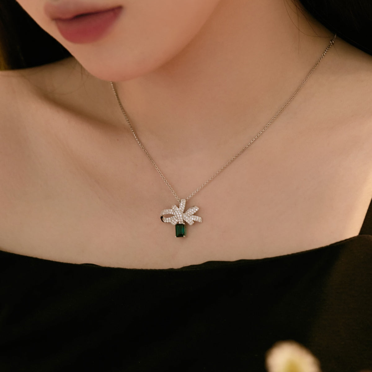 [HOT]豪華なフラワーシェイプエメラルドカットネックレス