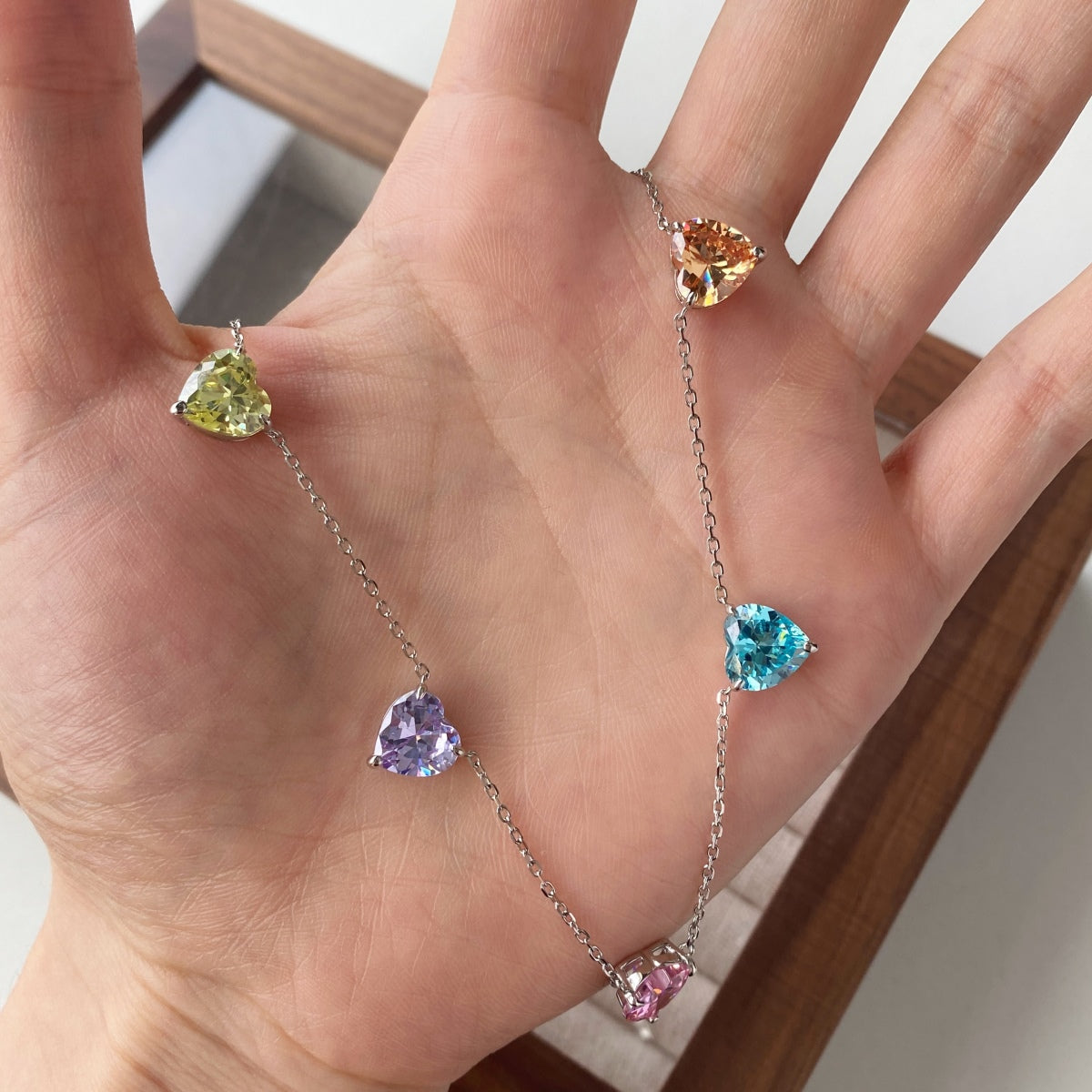[HOT]キラキラ輝くカラフルハートカットネックレス