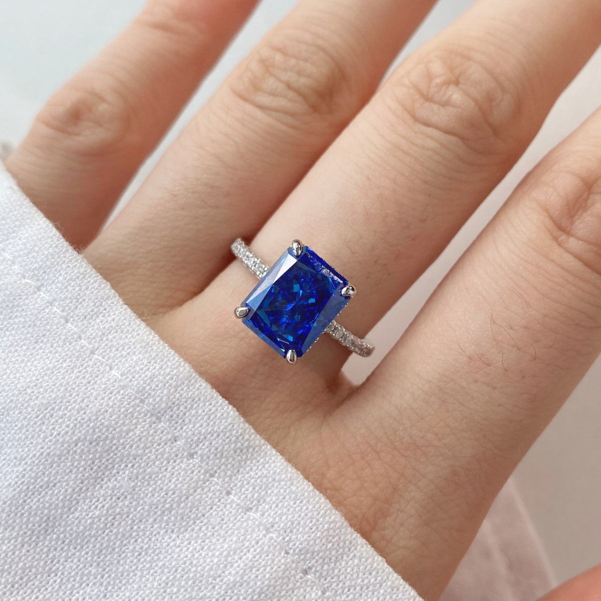 [HOT]4.0 Carat Luxurious Engagement Ring