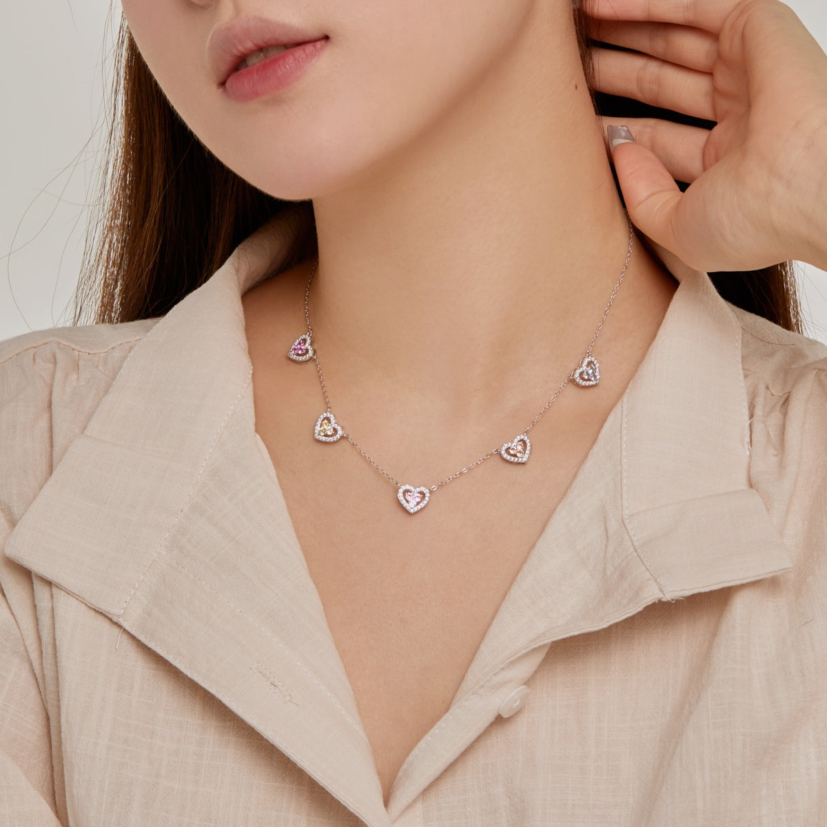 [HOT]キラキラ輝く5つのハートネックレス