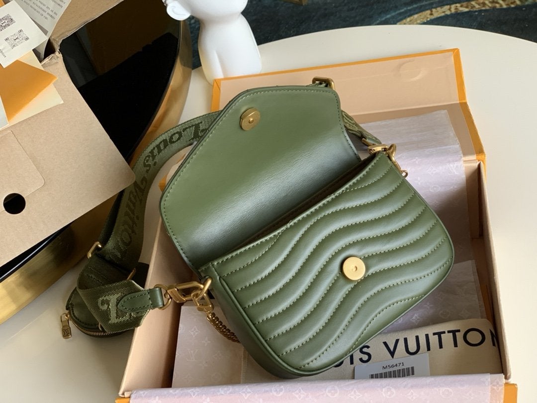 SAC BANDOULIÈRE MULTI-POCHETTES EN CUIR DE VEAU KAKI 19 CM 