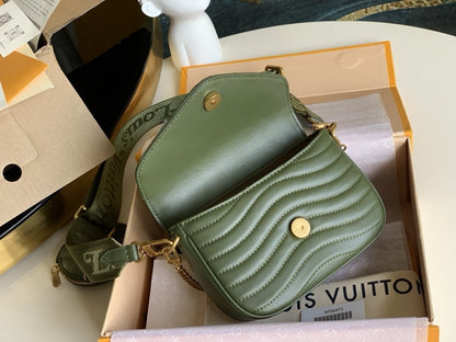 SAC BANDOULIÈRE MULTI-POCHETTES EN CUIR DE VEAU KAKI 19 CM 