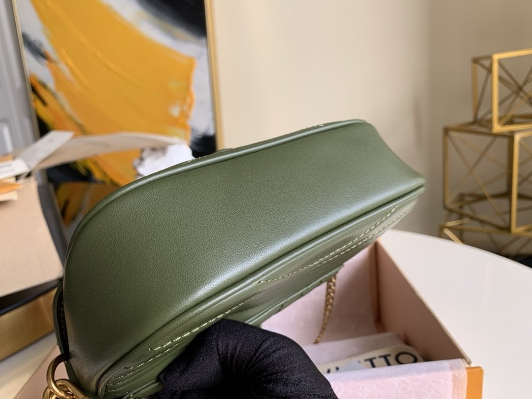 SAC BANDOULIÈRE MULTI-POCHETTES EN CUIR DE VEAU KAKI 19 CM 