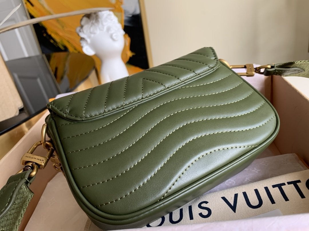 SAC BANDOULIÈRE MULTI-POCHETTES EN CUIR DE VEAU KAKI 19 CM 