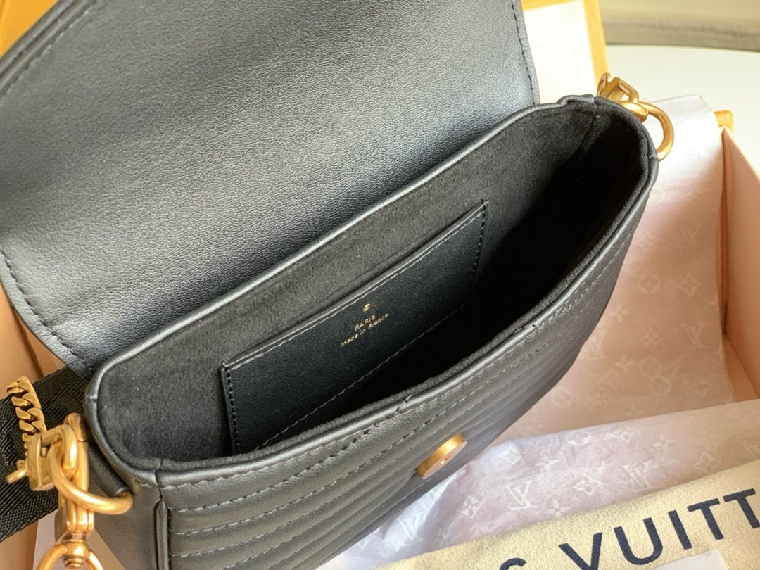 SAC BANDOULIÈRE MULTI-POCHETTES EN CUIR DE VEAU NOIR 19 CM