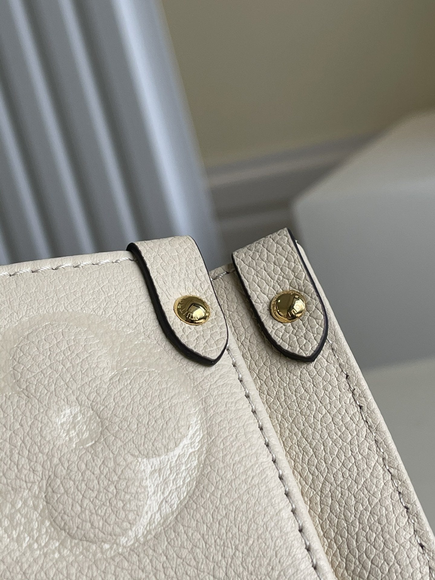 LV オンザゴー MM 35 クリーム カウハイドレザートリム