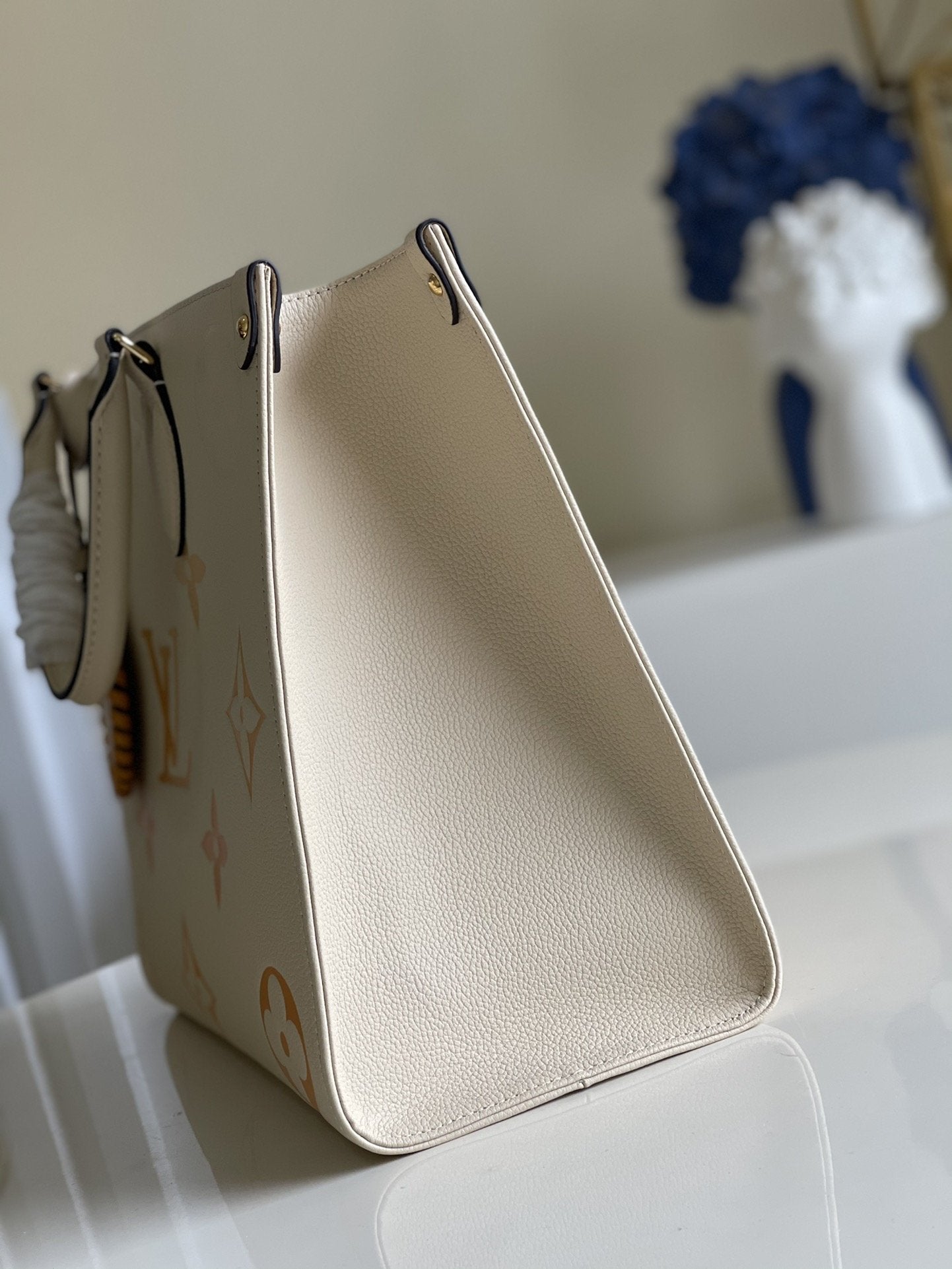 LV オンザゴー MM 35 クリーム カウハイドレザートリム