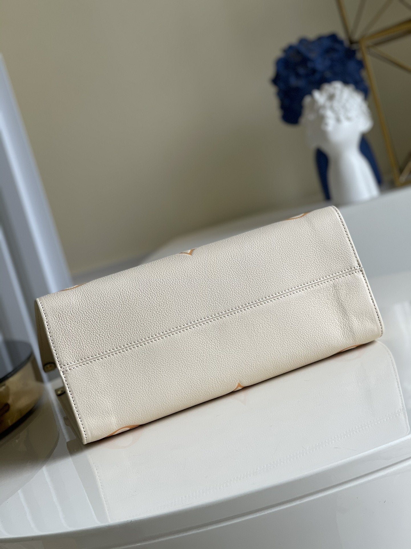 LV オンザゴー MM 35 クリーム カウハイドレザートリム