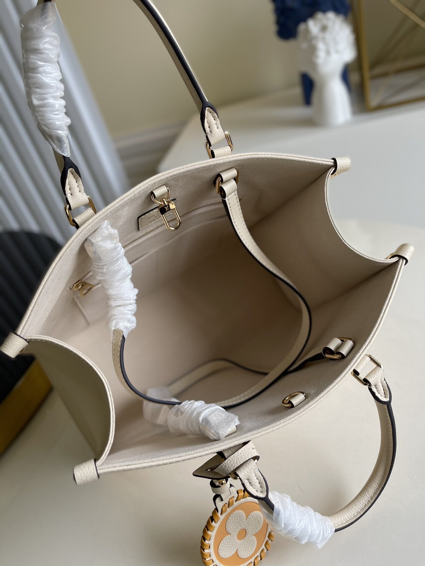 LV オンザゴー MM 35 クリーム カウハイドレザートリム