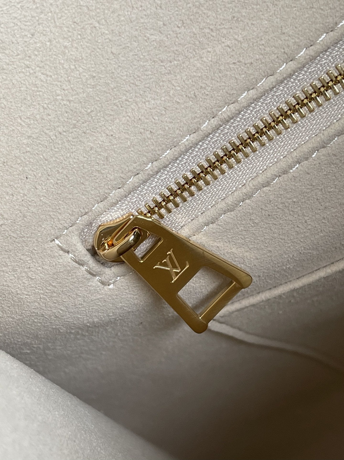 LV オンザゴー MM 35 クリーム カウハイドレザートリム