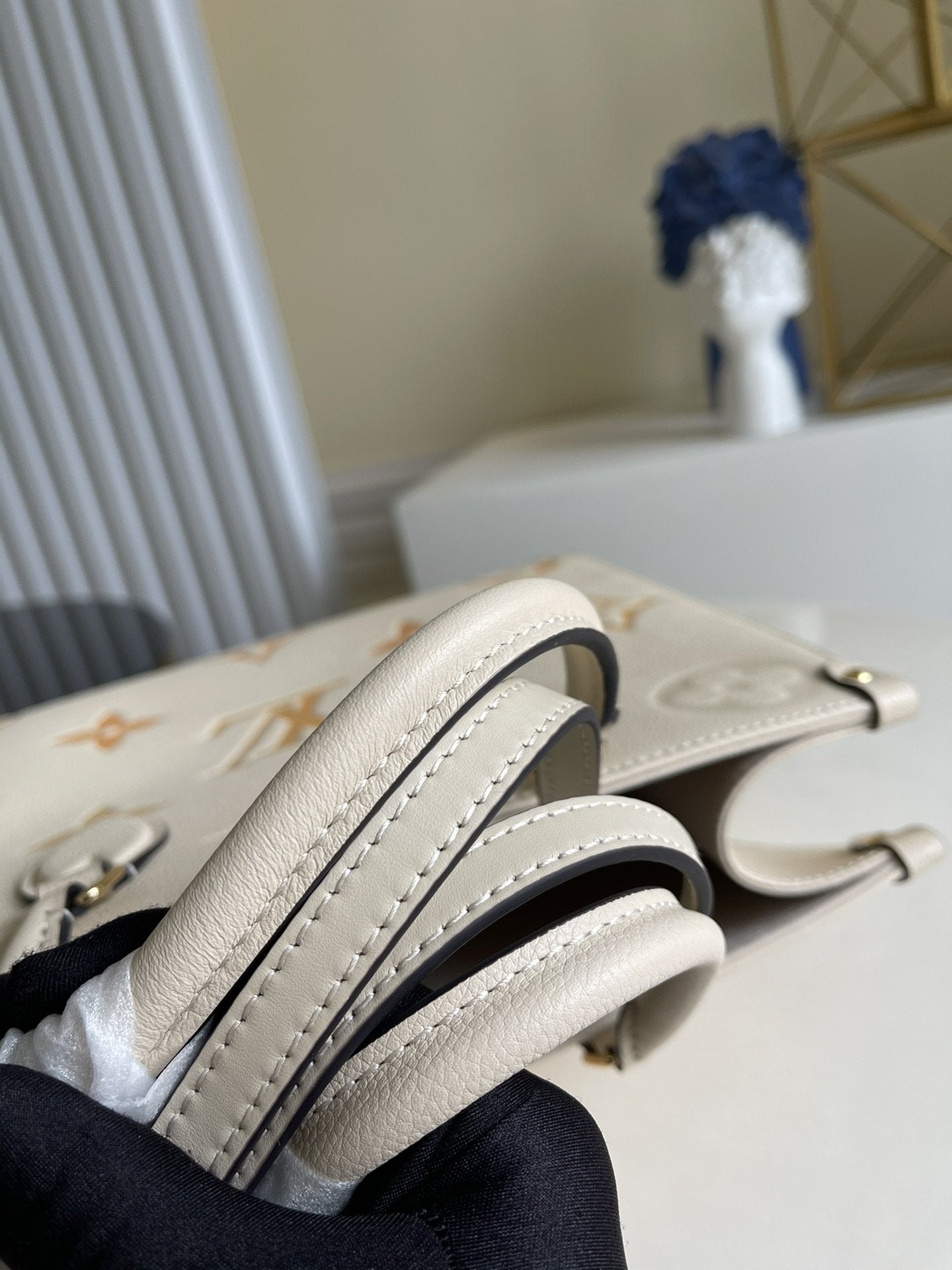 LV オンザゴー MM 35 クリーム カウハイドレザートリム