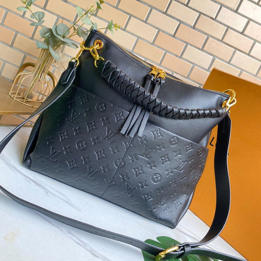 Sac Hobo Maida 33 cm en cuir de vache grainé noir avec monogramme en relief 