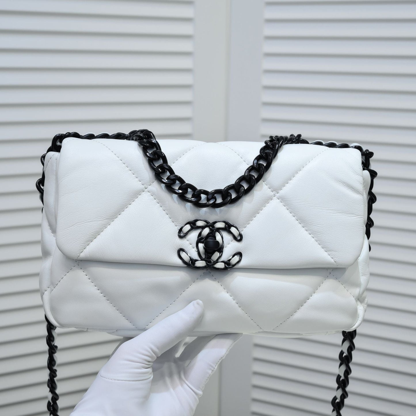 19 フラップバッグ 26cm ホワイト ブラック 金具