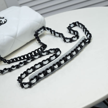 19 フラップバッグ 26cm ホワイト ブラック 金具