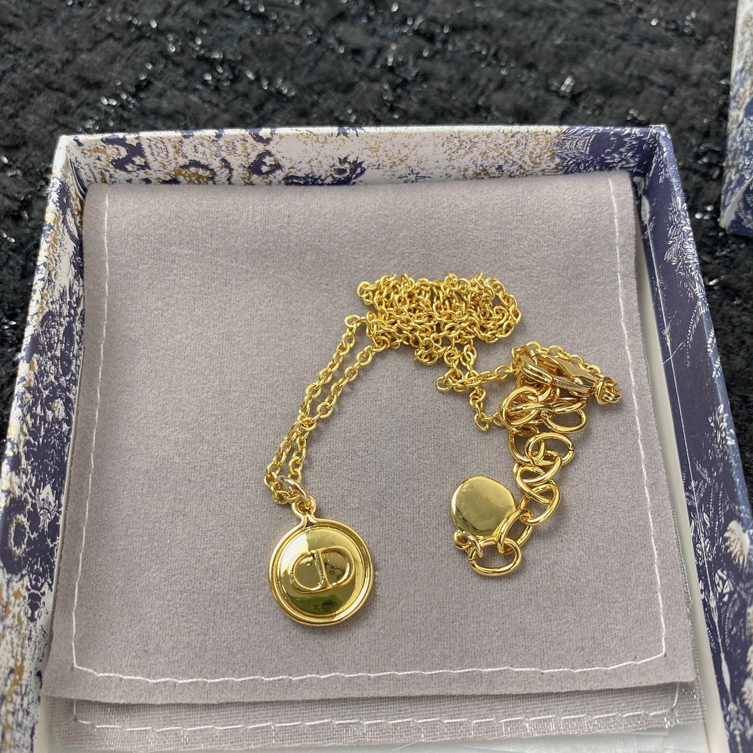Collier en or avec pendentif CD